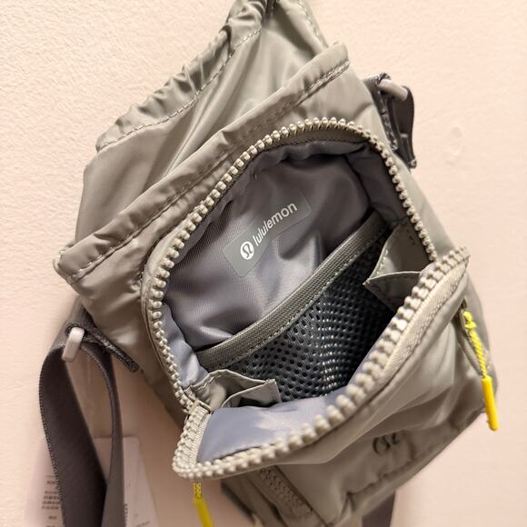 Lululemon Water Bottle Crossbody 2L With Front Pocket – Recycled Nylon - Picture 3 of 6